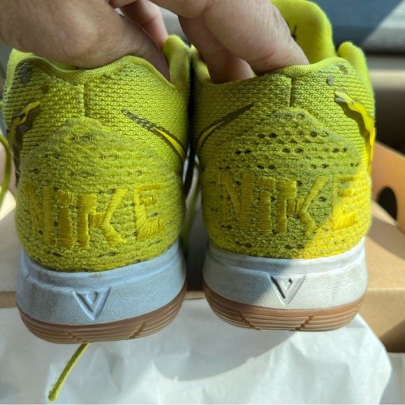 Youth size 3 Nike Kyrie Sponge Bob shoes collectable - Picture 4 of 5
